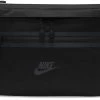 Gürteltasche Nike NK ELMNTL PRM WAISTPACK -Footballbekleidungs Geschäft nike nk elmntl prm waistpack 590602 dn2556 010